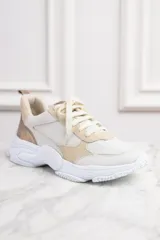 Zapatillas urbanas de cuero color blanco y beige, con suela chunky blanca.