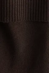 Pantalón de yoga de punto suave con diseño de piernas levemente acampanadas. Presenta una cintura estándar con elástico oculto y un panel ancho de punto acanalado doblado hacia afuera.