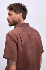 Camisa de hombre color celeste, de manga corta y corte regular, con cuello clásico y botones blancos.