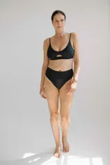 Bombacha de bikini tiro alto con faja interna para mayor sujeción, confeccionada en tejido italiano con protección UV+50.