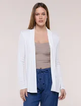 Cárdigan liviano blanco de punto acanalado, confeccionado en viscosa y elastano, con diseño de frente abierto, mangas largas entalladas y silueta fluida.