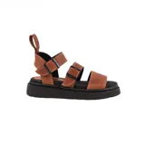 Sandalias de cuero color terracota con plataforma negra y hebillas negras.