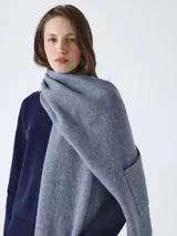 Bufanda de lana y algodón color beige claro, con bolsillos y terminaciones acanaladas.