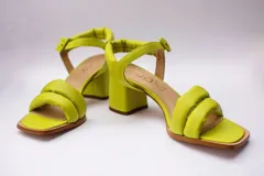 Sandalias rojas de cuero con tiras puffy y taco bajo.