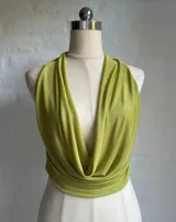 Conjunto de dos piezas color verde oliva, compuesto por un top con escote profundo y diseño cruzado, y una falda midi ajustada de tiro alto.