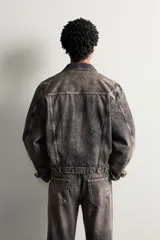 Campera de denim de algodón color gris oscuro con efecto lavado, corte regular fit, cuello solapa y bolsillos frontales con solapa.