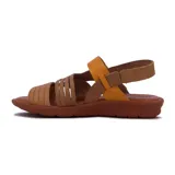 Sandalia casual de mujer con diseño de tiras cruzadas en tonos marrón y mostaza, con pulsera al tobillo y suela plana de goma.