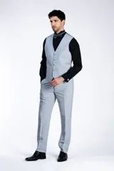 Chaleco de vestir para hombre, color celeste claro, de corte clásico con escote en V y cierre frontal de botones.