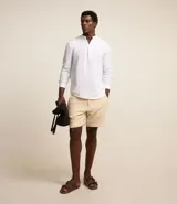 Camisa de manga larga confeccionada en mezcla de lino y algodón, con cuello tipo padre y cierre frontal parcial con botones. Presenta un corte amplio y cómodo, ideal para un estilo casual y fresco.