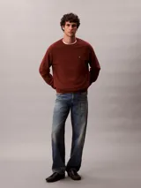 Sweater Calvin Klein de corte relajado, color marrón, con cuello redondo, puños y bajo acanalados, y pequeño monograma CK bordado en el pecho.