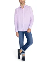 Camisa de manga larga para hombre, confeccionada en lino orgánico color lavanda. Presenta un diseño liso con cuello clásico, cierre frontal con botones y logo bordado al tono en el pecho.