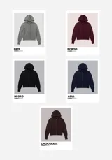 Campera tipo hoodie de tejido de punto, color marrón oscuro, con cierre frontal completo, capucha con cordones ajustables y puños y ruedo acanalados.