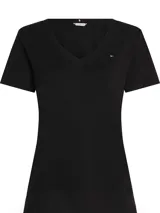 Remera negra de manga corta con cuello en V y calce al cuerpo. Presenta el logo de Tommy Hilfiger bordado en el pecho.