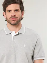 Polo de piqué color verde agua con cuello clásico y tapeta de dos botones.