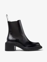 Bota de media caña color negro, confeccionada en piel vacuna, con elástico lateral, tirador trasero, suela XL EXTRALIGHT de EVA y tacón de 7 cm.