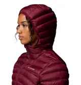 Campera puffer con capucha, color bordó, con cierre frontal completo, bolsillos laterales con cierre y tecnología Omni-Shield que repele la humedad. Cuenta con aislamiento de plumón de 700 cuins, protección en la barbilla y dobladillo ajustable.