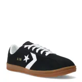 Championes Converse All Star de corte bajo, confeccionados en gamuza negra con el icónico logo de estrella y chevrón en blanco en el lateral. Presentan cordones blancos, interior acolchado y suela de goma color caramelo.