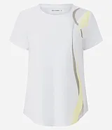 Remera deportiva blanca de microfibra con mangas cortas y estampado de ondas verticales en tonos gris y amarillo.
