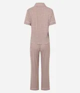 Pijama largo de dos piezas confeccionado en ribana con estampado de cuadros vichy en tonos marrón y blanco. Incluye una blusa de manga corta con cuello solapa, cierre frontal de botones y detalles de vivo contrastante, y un pantalón de pierna recta con cintura elástica.