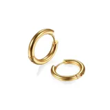 Par de aros tipo argolla de diseño minimalista y liviano, fabricados en acero quirúrgico con acabado dorado.