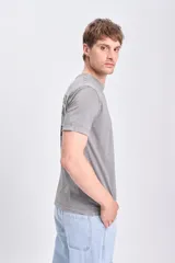 Remera gris de manga corta con estampa de un auto clásico y texto "The Classics Generation".