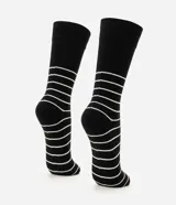 Par de medias de caña larga color verde oscuro con diseño de rayas horizontales finas en color negro. Presentan puño canelado para un ajuste cómodo.