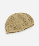 Gorro tipo beanie confeccionado en ganchillo color beige, con diseño texturizado y detalle de calados en la base.