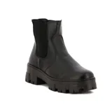 Bota de caña baja color negro, con elásticos laterales y suela track.