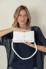 Cartera rectangular color blanco de símil cuero, con correa corta trenzada y correa larga lisa.