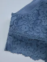 Pack de dos bralettes de encaje, uno color rosa y otro color gris.