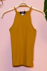 Top blanco de breteles finos y corte halter, confeccionado en tejido de punto acanalado.