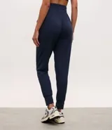 Pantalón de jogging deportivo azul con cintura ajustable con cordón, bolsillos laterales y tobillos ajustados.