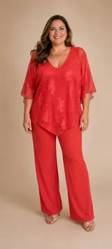 Enterito de jersey de seda color rojo, compuesto por un pantalón de corte recto y una capa superior de encaje con diseño floral, escote en V y mangas cortas tipo mariposa.