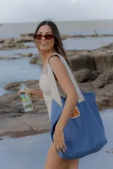 Malla enteriza color natural con textura tipo waffle, escote recto y breteles finos en color azul.