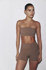Top deportivo strapless de sujeción media, confeccionado en tejido funcional con tecnología SculptMove y DryMove para absorción de sudor. Presenta un diseño liso, sin cierre, con copas de relleno extraíbles.