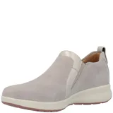 Zapatos slip on de gamuza en color gris, con suela blanca y detalle de cierre lateral funcional.