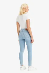 Pantalón de jeans celeste claro, tiro alto, corte skinny y largo al tobillo.