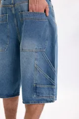 Bermuda de jean de corte holgado y estilo cargo, con bolsillos laterales y trabillas para cinturón.