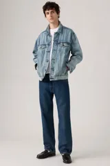 Jeans de denim azul oscuro con corte relajado, cintura media y pierna recta, sin elastano.