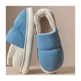 Pantuflas cerradas impermeables de United Uy, diseño bicolor con empeine azul y talón blanco, con interior de corderito y suela de goma blanca.