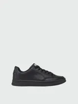 Zapatillas Diesel modelo S-Dakota, de diseño urbano en color negro, con cordones a tono y perforaciones laterales que forman el logotipo de la marca.
