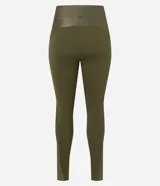 Pantalón legging deportivo color verde oliva, de microfibra con textura acanalada y cintura alta.