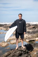 Buzo negro de corte holgado con cuello redondo y mangas largas. Estampado frontal con el texto "Glassy Waves Beach Life".