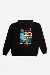 Canguro de felpa color crudo con capucha y bolsillo tipo canguro. Presenta un estampado pequeño en el pecho y un parche con logo en la manga izquierda.