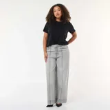 Jean de corte wide leg y talle alto, color gris lavado, con costuras verticales decorativas en el frente y ruedo ancho.