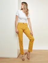 Pantalón slim de corte recto, color blanco, con pretina con pasadores, cierre y botón frontal. Cuenta con tres bolsillos delanteros y dos bolsillos ojal en la parte trasera.