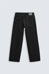 Jeans de corte slim fit en color azul oscuro, con diseño de cinco bolsillos, cierre frontal con cremallera y botón, y tejido ligeramente elástico.