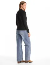 Buzo de tejido de punto color beige, con cuello alto y mangas largas. Presenta un diseño de calce ajustado con puños y ruedo acanalados.