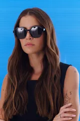 Lentes de sol negros con forma geométrica, con protección UV400 y polarizado.