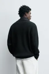 Jersey de punto con corte regular fit, cuello redondo y manga larga. Presenta un diseño de textura acanalada con acabados en rib en puños y bajo.